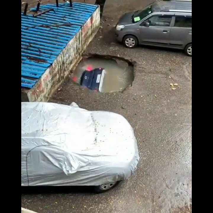 Car drowns into sinkhole in Ghatkopar, Mumbai - Original Viral video #Carsank #Ghatkopar