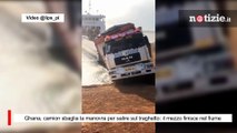 Ghana, camion sbaglia la manovra per salire sul traghetto: il mezzo finisce nel fiume