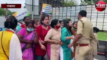 कांग्रेस कार्यकर्ताओं ने राम मंदिर घोटाले को लेकर प्रदर्शन