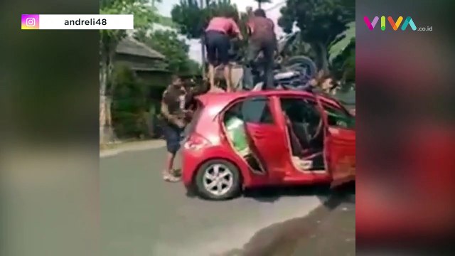 Rombongan Sunmori Alami Kecelakaan Sampai Naik ke Atas Mobil