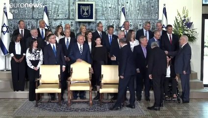 شاهد: صورة للحكومة الإسرائيلية الجديدة إلى جانب الرئيس ريوفين ريفلين