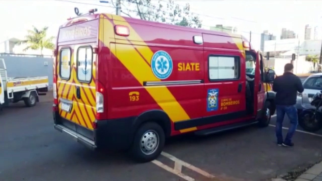Jovem de 22 anos fica ferido após colisão entre carro e moto no Rua General Osório