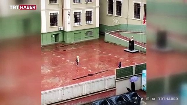 Yağmura rağmen İstiklal Marşı okuyan öğrenciler takdir topladı