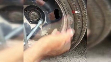Sıkışan yavru kedi, tekerlek sökülerek kurtarıldı