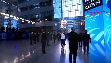 NATO'da liderlerden sosyal mesafeli aile fotoğrafı