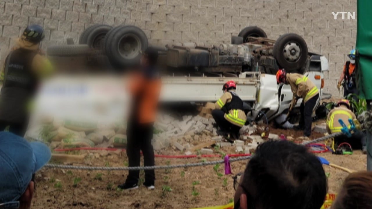 건설 현장에서 트럭 5m 아래 추락...운전자 숨져 / YTN