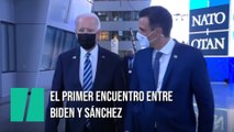 El saludo entre Biden y Sánchez en el pasillo de la cumbre de la OTAN