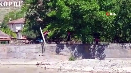 Irmakta mahsur kalan köpeği itfaiye ekipleri kurtardı