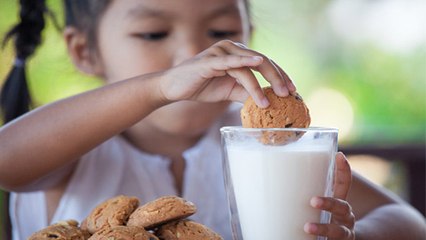 क्या आपका भी बच्चा Milk के साथ खाता है Biscuit, जान लें इससे होने वाले नुकसान | Boldsky
