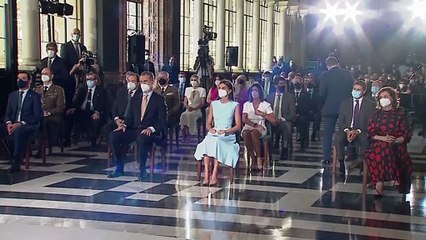 La Reina repite vestido azul en un nuevo reconocimiento al Rey en Sevilla