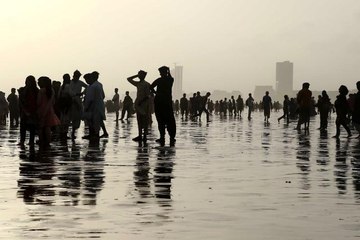 Sıcaktan bunalan Pakistanlılar plaja akın etti, Covid-19 unutuldu