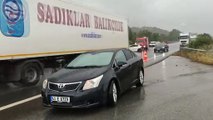 Anadolu Otoyolu'nda 10 aracın karıştığı iki ayrı zincirleme kazada 2 kişi yaralandı