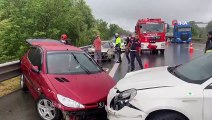 Yağmur beraberinde kazaları da getirdi... 8 farklı noktada meydana gelen kazaya 25 araç karıştı