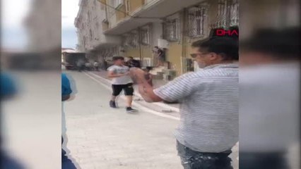 ESENYURT'TA HURDA OTOMOBİLDE YANGIN ÇIKTI; KAMYONET VE MİDİBÜS ZARAR GÖRDÜ