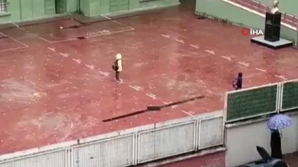 İlkokul öğrencilerinden yürekleri ısıtan davranış