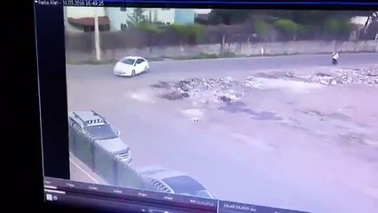 Diyarbakır'da bombalı aracın bırakılma anı