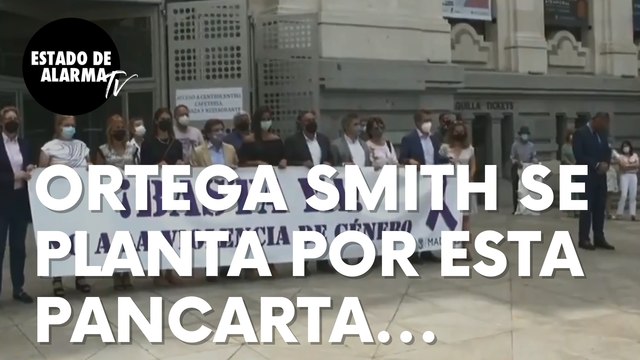Javier Ortega Smith planta a Almeida y se aparta de esta pancarta del Ayuntamiento de Madrid