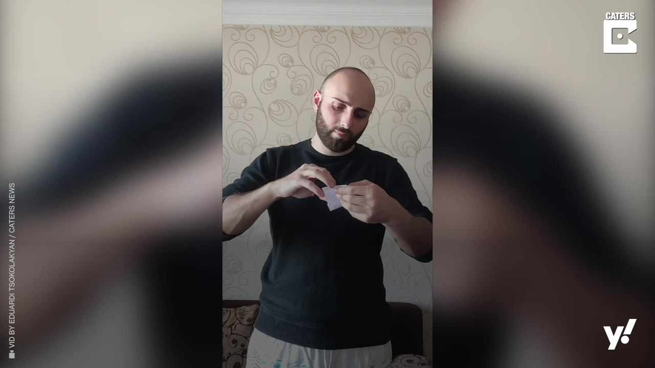 Künstler schneidet Prominente aus gefaltetem Papier