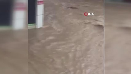 Son dakika haberi... 10 dakikalık yağmurda sel meydana geldi, vatandaşlar Büyükşehir Belediyesi'ne isyan etti