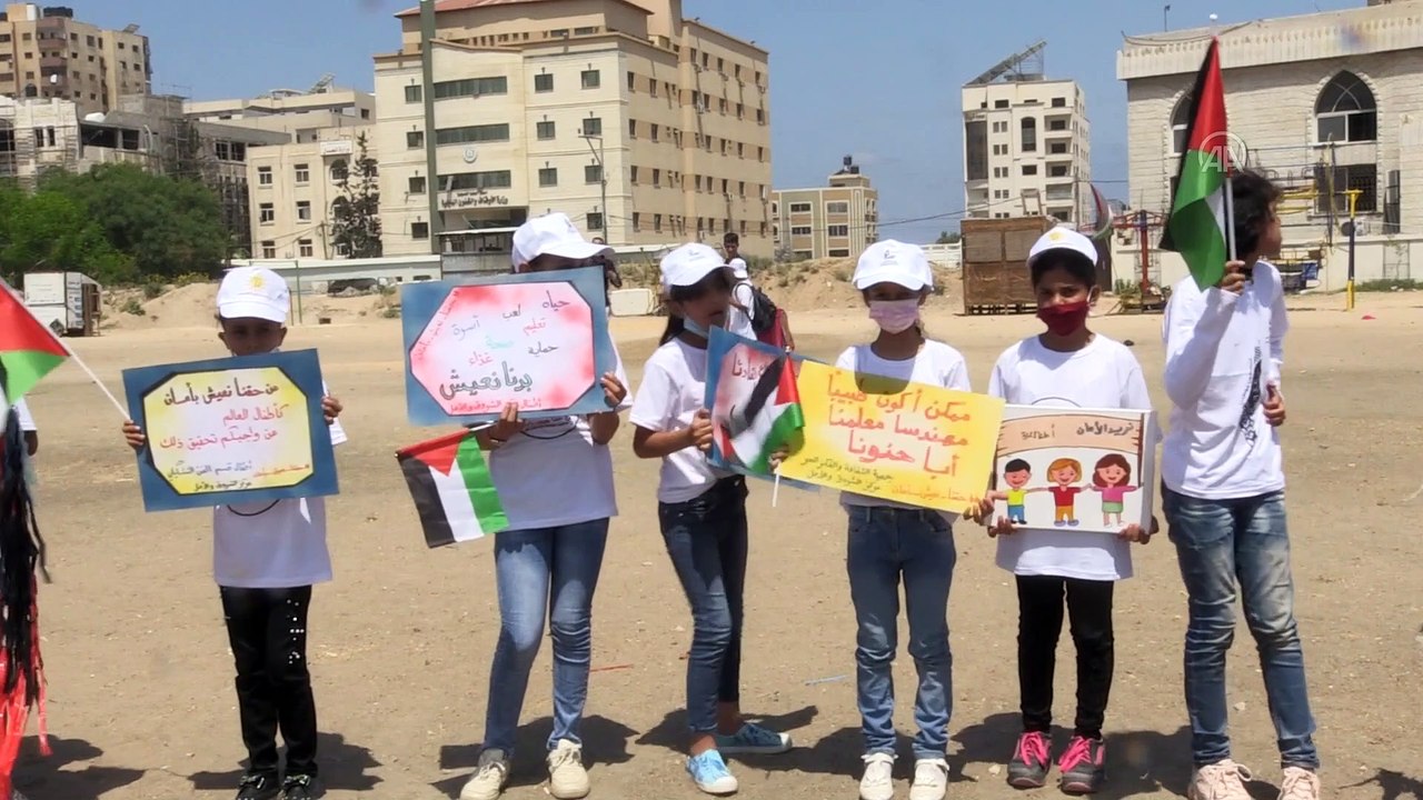 GAZZE - Gazzeli çocuklar İsrail saldırılarında ölen arkadaşlarının resimlerini uçurtmalarla gökyüzüne bıraktı