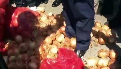 Yetiştirdiği karpuzu "Para etmiyor" diyerek yere fırlatan çiftçi: Böyle iktidar mı olur ya!