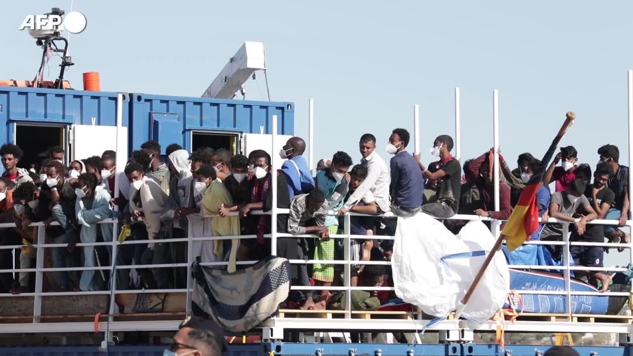 Migranti, gli sbarchi non si fermano. Il Papa: "Mediterraneo grande cimitero"