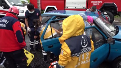 Otomobilde sıkışan iki kişi acı içerisinde kurtarılmayı bekledi
