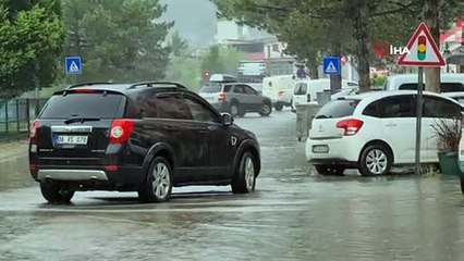 Karabük’te sağanak yağış yolları göle çevirdi