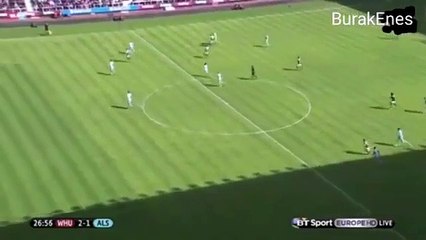 Kaleci bütün takımı çalımlayarak gol attı!