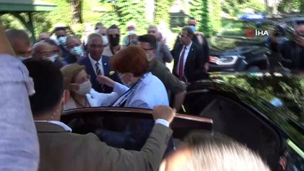 Akşener'in ziyareti sırasında ilçe belediye başkanı ve milletvekilleri makam odasına girmek için korumalarla mücadele verdi