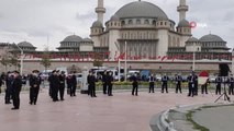 Son dakika haber: Jandarma'nın 182'nci kuruluş yılında Taksim Cumhuriyet Anıtı'na çelenk bırakıldı