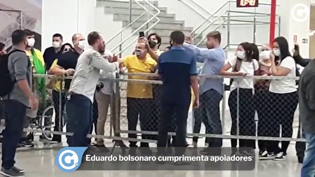 Eduardo Bolsonaro cumprimenta apoiadores
