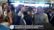 O Presidente Jair Bolsonaro cumprimenta apoiadores no aeroporto de Vitória