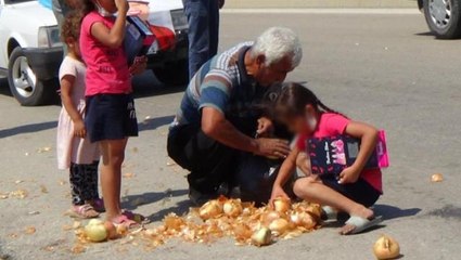 "Para etmiyor" diye Akşener'in önüne döktüğü soğanları gidince geri topladı