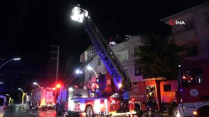 Binanın çatı katında çıkan yangın korkuttu