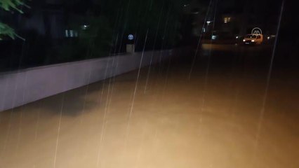 Sağanak dereleri taşırdı, çok sayıda evi su bastı