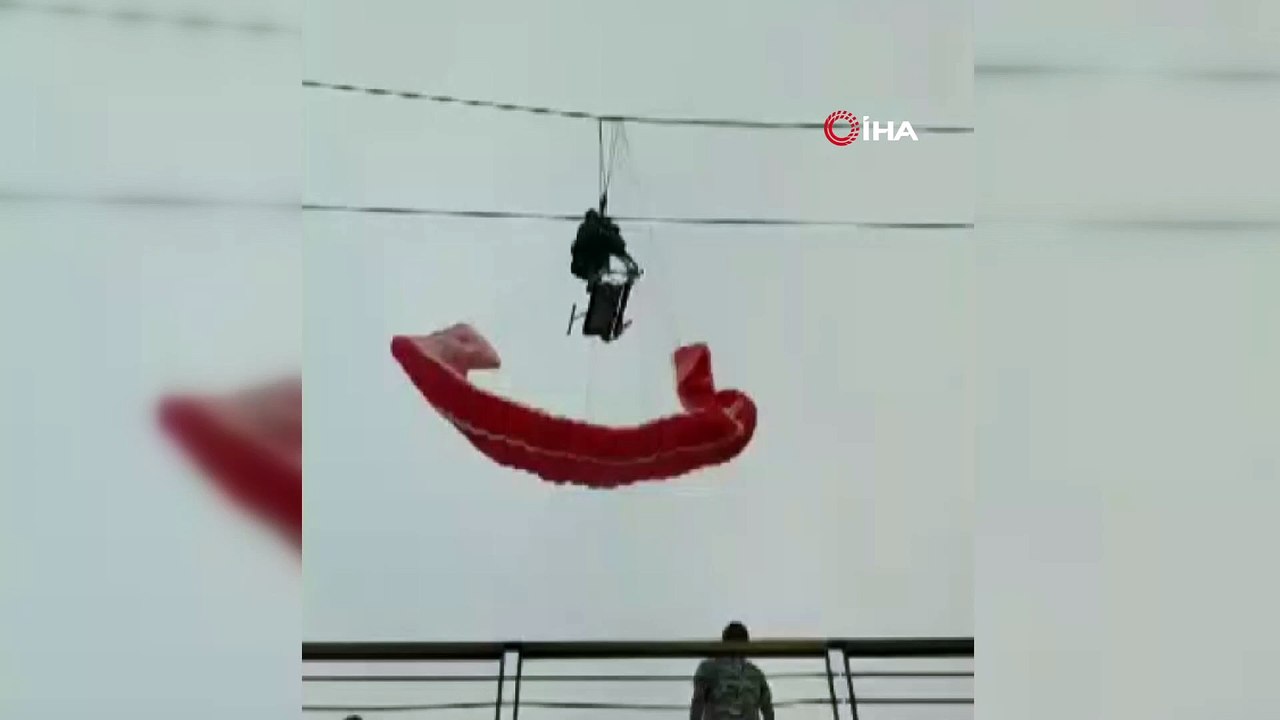 Paraşüt telesiyej hattına dolandı, yamaç paraşütü pilotu ile yolcu asılı kaldı