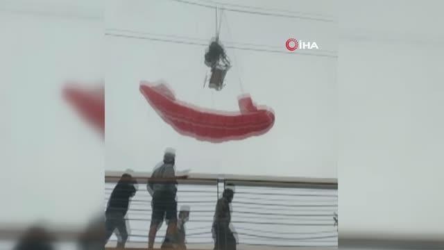 Paraşüt telesiyej hattına dolandı, yamaç paraşütü pilotu ile yolcu asılı kaldı