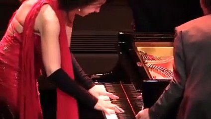 Скачать видео: Cette pianiste continu son show pendant que les techniciens changent le piano