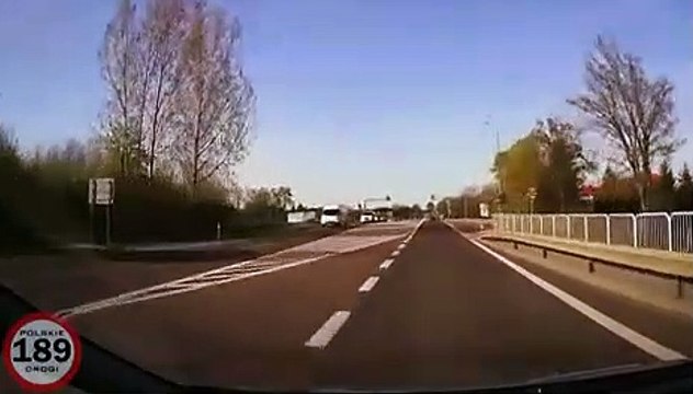 Ces 2 motards ont oublié qu'il fallait ralentir au passage piéton !