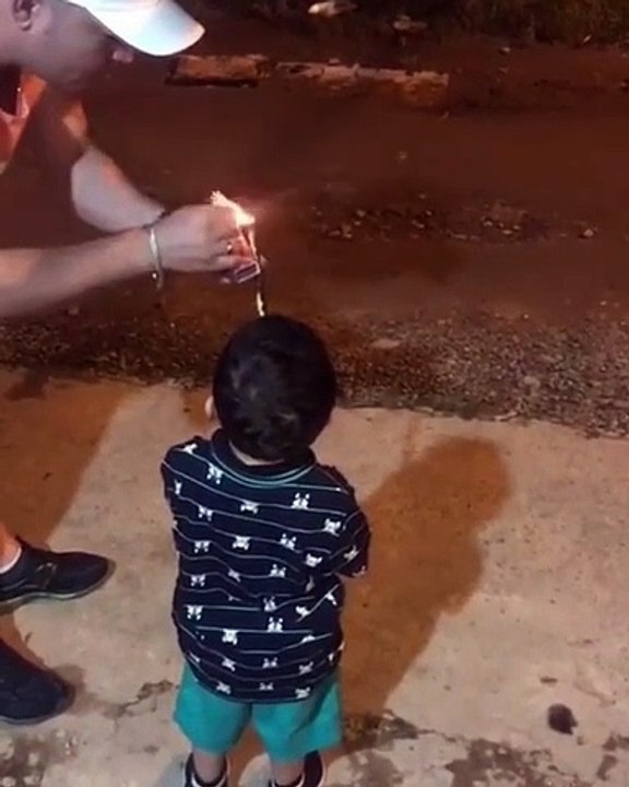 Ils donnent un feu d'artifice à un enfant ! Mauvaise idée