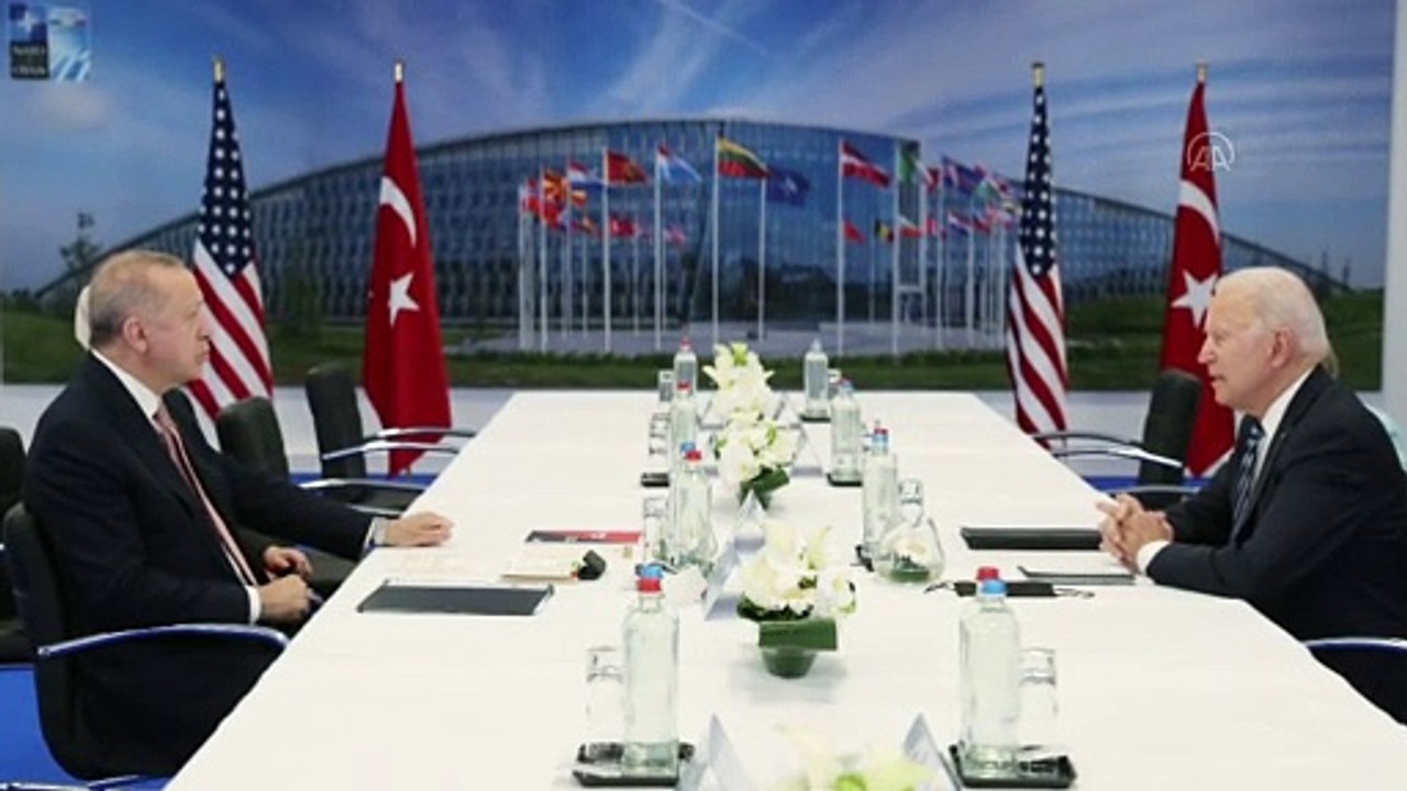 BRÜKSEL - Cumhurbaşkanı Erdoğan, NATO Zirvesi'nde görüştüğü liderlere 'Türkiye'nin Terörizmle Mücadelesi' kitabını takdim etti