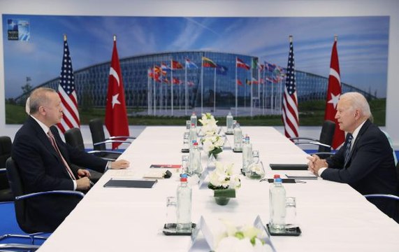 Cumhurbaşkanı Erdoğan, NATO Zirvesi'nde görüştüğü liderlere Türkiye'nin Terörizmle Mücadelesi kitabını takdim etti