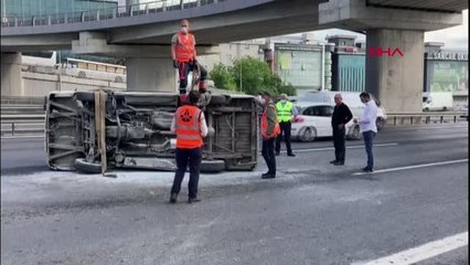 GAZİOSMANPAŞA'DA SERVİS MİNİBÜSÜYLE ÇARPIŞAN PANELVAN MİNİBÜSÜN SÜRÜCÜSÜ YARALANDI