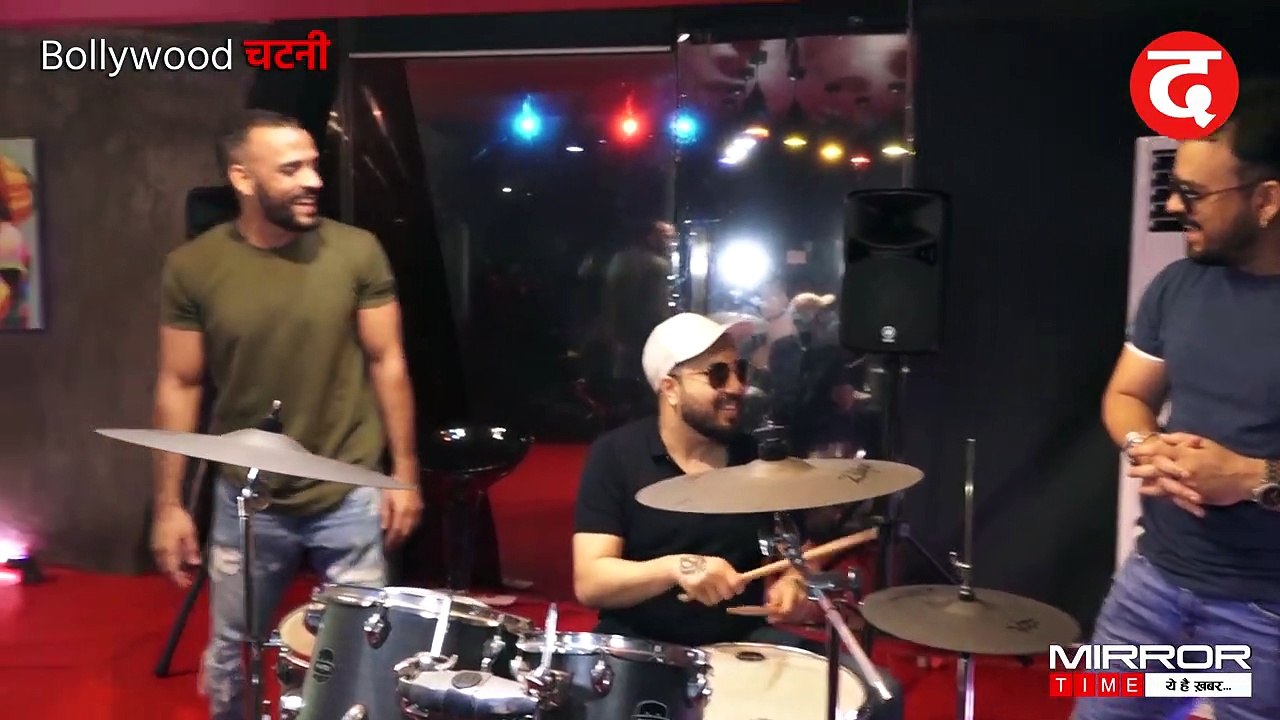 Mika Singh Celebrated the Success of His "KRK Kuta Song" | KRK VS Mika Singh | Mika Singh New Song