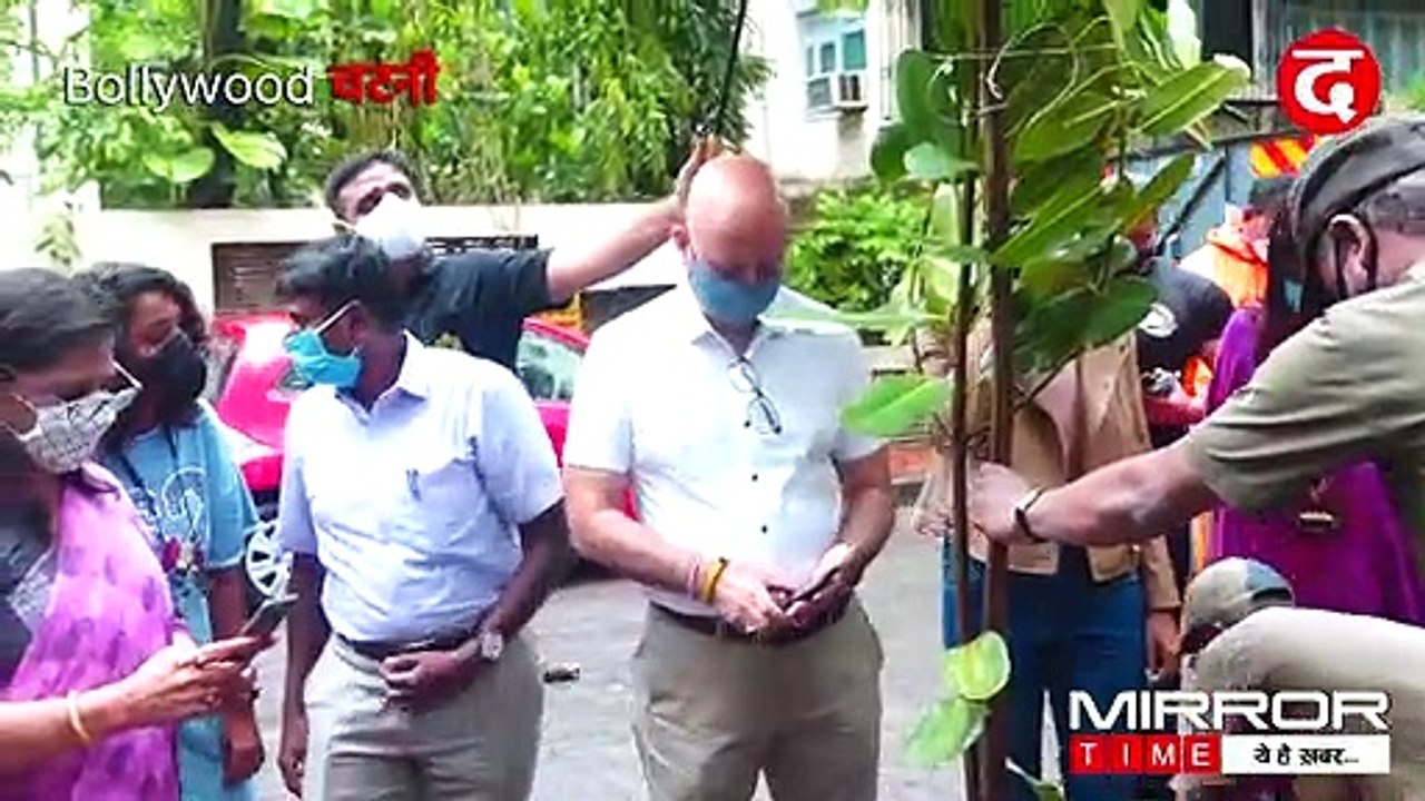 Anupam Kher Ne Podhey Laga Kar Kiya Campaign Ko Support  Bollywood Chatni