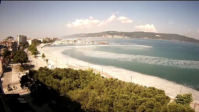 ÇANAKKALE - Müsilajın rüzgarın etkisiyle kıyıda yoğunlaşması güvenlik kamerasınca görüntülendi