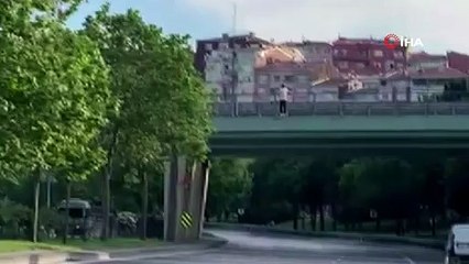 Genç adam üstgeçitten yola atladı! Görenler şoke oldu