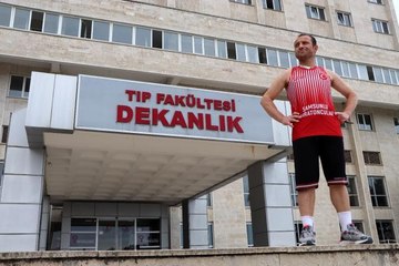 Sağlık çalışanı 19 kilometre uzaklıktaki iş yerine koşarak gidip geliyor