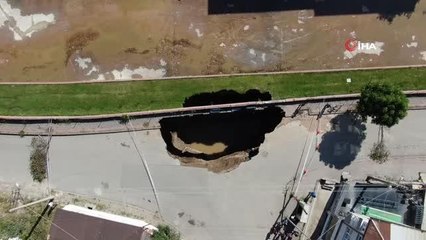 Çöken yolda oluşan çukurun boyutu gün ağırınca ortaya çıktı